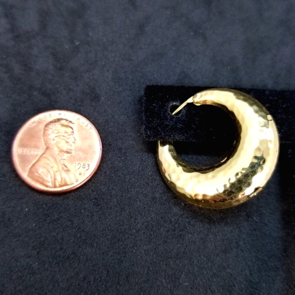 Monet hammered gold puffed hoop earrings 💛 - Picture 5 of 8